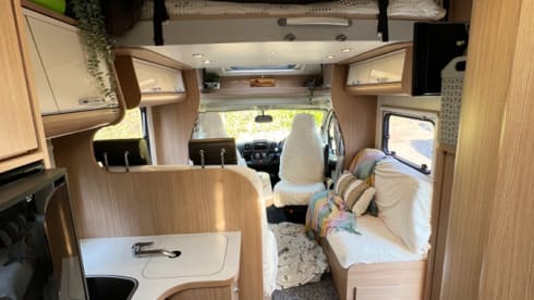 Bumble – Luxury, Warm & Comfy, Light & spacious van with 3 double beds