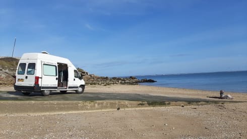 Hippiebus – Handmade really beautiful hippievan with solar panels