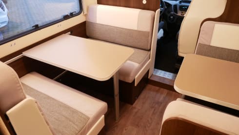 Ford CI Alcove, 6-Persons sitting / sleeping places!