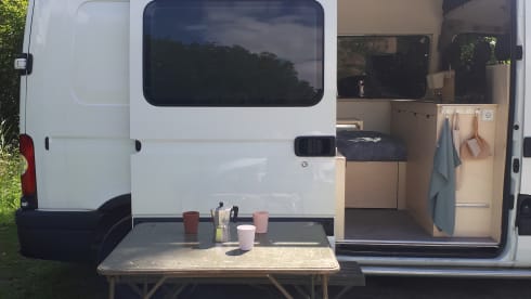 Atmospheric modern bus camper (3 pers)