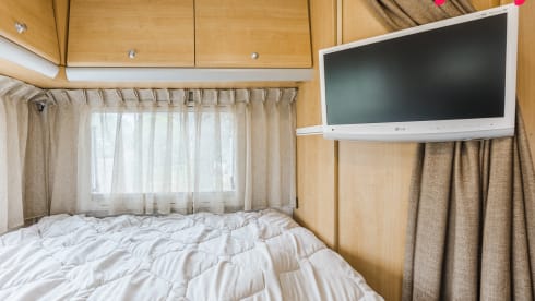 Alkoof King –  Fully equipped 6p camper with roof air conditioning and automatic leveling system