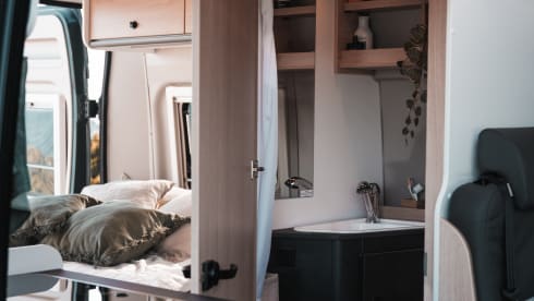 Nazarè – Premium Outdoor Van Rental