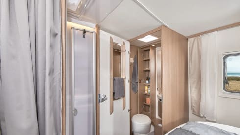 15/22 – Spacious family camper with 6 sleeping places!