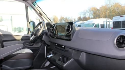Roxi – Beautiful, luxury Dethleffs semi-integrated camper (4p) from 2021 (incl. Maxx fan!)