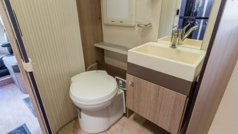 Challenger! – Spacious, modern and luxurious camper with 4 fixed sleeping places - XL garage