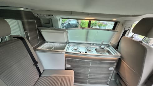 Hedwig – 2020 4-person Volkswagen campervan
