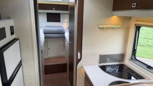 Camper met enkele bedden en alkoof!
