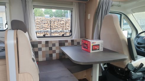 Luxe Sunlight  – Beautiful richly equipped Camper, very fresh and very young.