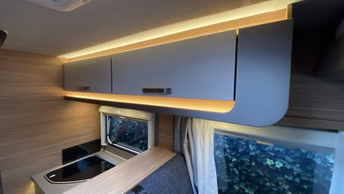 Deluxe – Integral Weinsberg Caracore 700MEG Automatic + WIFI on the road