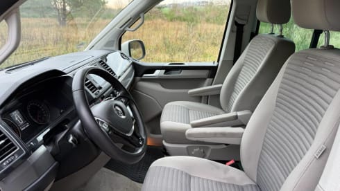 Hedwig – 2020 4-person Volkswagen campervan