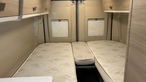 Fiat Ducato 2022 robuste avec benne longitudinale, autonome en énergie.