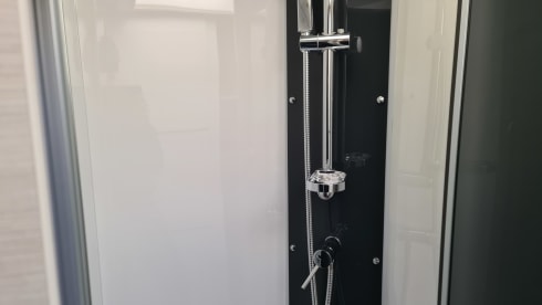 T814XB – Chausson 777GA Automatic Titanium Premium very luxurious, km free