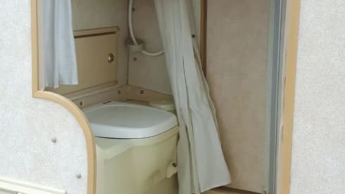 TOM – 5 berth VW T25 Autosleeper Topaz w/ KITCHEN, BATHROOM