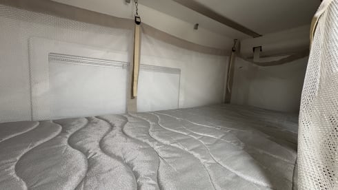 Ford Challenger 6 persoons, stapelbedden en hefbed