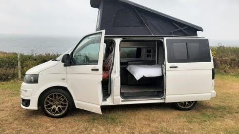 Florence (Flo for short) – Gorgeous 4 berth Volkswagen T5 Campervan 
