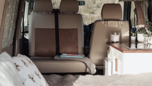 Amari – Escape the ordinary in our cosy, country cottage on wheels!