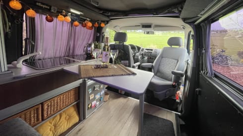 Bommeltje VW T5 met extra ruime leefruimte door verlengde versie. Uniek in de verhuur!  – VW T5 extended version with large lifting roof  