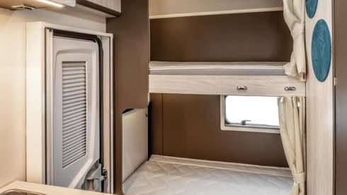 Family – Brand new 7-person alcove camper with bunk beds