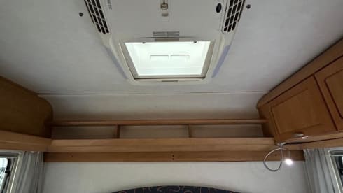 Hymer-Nischenwohnwagen für 6 Personen aus dem Jahr 2001