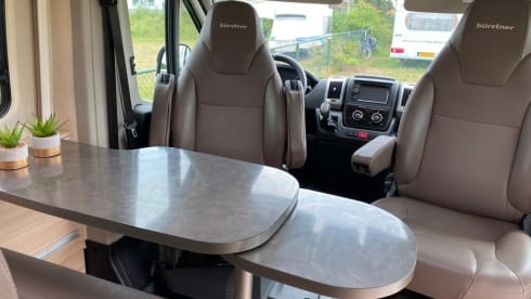 Luxurious and sustainable bus camper (automatic) with light interior and many extras