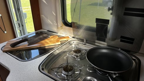 June – Super cozy and complete 2p camper! 