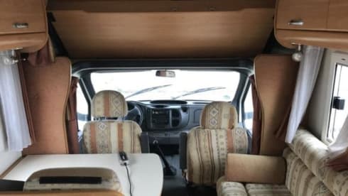 Keurig nette en ruime 6-persoons Chausson uit 2006 met Ford onderstel. 