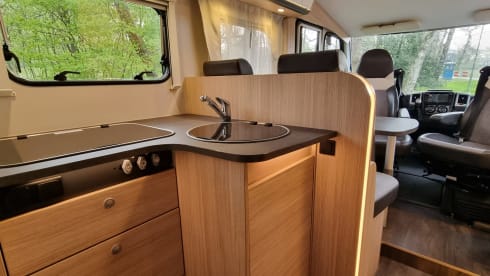 Ruime integraalcamper, van alle gemakken voorzien!  – 4 person Sunlight integral camper from 2019