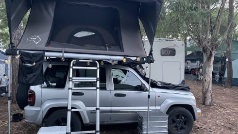 Jeep met daktent – Roof tent, 4 persons