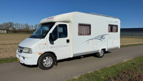 Bel camper semi-integrato Dethleffs per un massimo di 4 persone