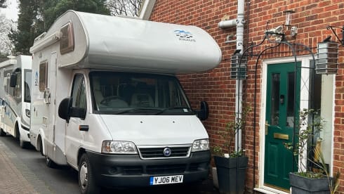 Bertie – compact Knaus motorhome, sleeps 4