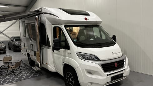 Jelle  – 4pers burstner semi-integrated with queen bed