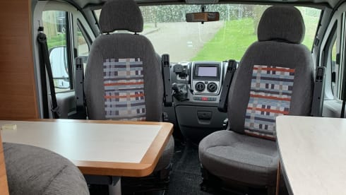 “De Zeeuwse Parel” – luxury 2-person camper for rent