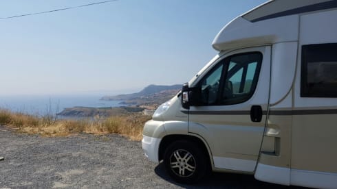 Neat, complete and comfortable family camper