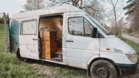 Sprinti – Large Sprinter with a chic wooden interior and skylight