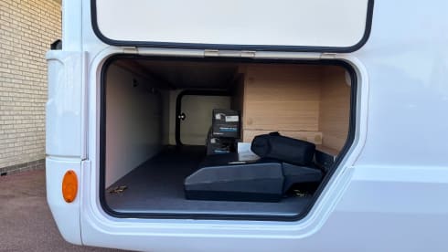 Compact luxury 4 pers. camper 2021 with lots of living space. Euro6 / 140hp 