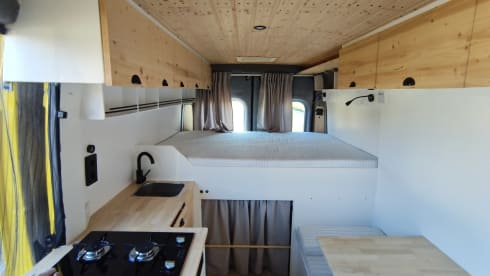 De Kanarie 🌞  – Gezellige gele camperbus (off-grid!) 