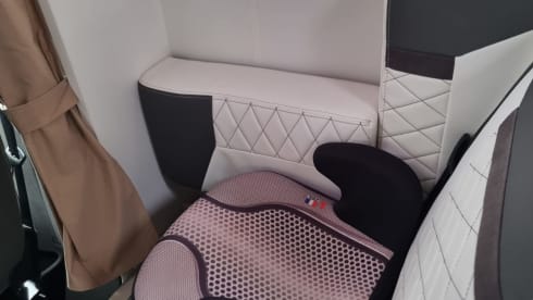 Kampergeluk – Beleef jouw uniek avontuur met onze 4-persoons automaat camper