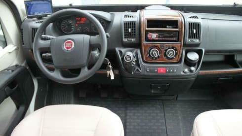 Luxurious spacious 4p camper with queen bed and pull-down bed