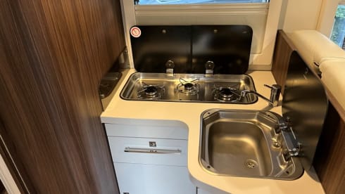 Luxe moderne (170pk) familiecamper met groot 2/3p bed en 2p hefbed