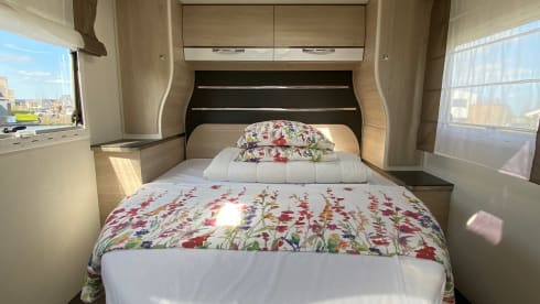 Geniet van ‘Camper Exclusief’ 💃🏻 – Super cool Camper CHAUSSON with Queen size bed.