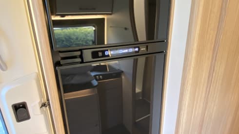 Beautiful 4p Sunlight T68 with single beds and pull-down bed from 2022