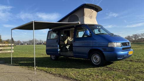 BerryBlue – 4-person Volkswagen camper from 1999 with Westfalia interior