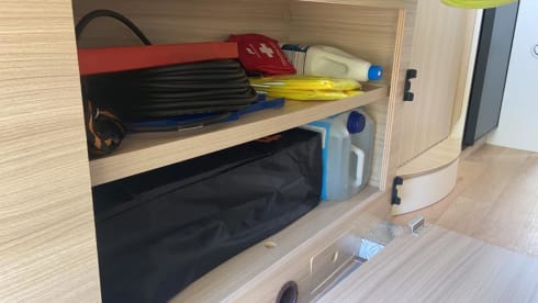 Dreamer – Dreamer D55 UP: pop-up roof, 4 beds, private bathroom and shower!