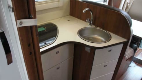 Luxurious spacious 4p camper with queen bed and pull-down bed
