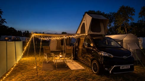 Liquorice  – 2-persoons Toyota campervan uit 2017