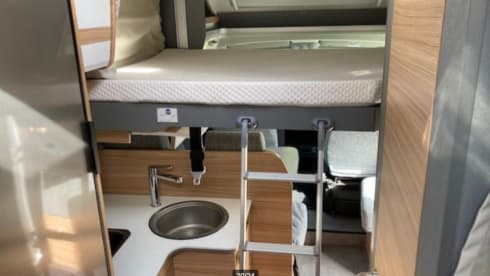 P-599-LP – Luxurious and comfortable Dethleffs 6812 Just 90 with single beds