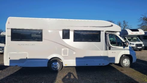 Auto Roller 747 – 2024 Roller Team Auto Roller 747 automatic six berth + six seatbelts 