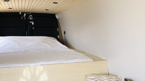 Ivy – Spacious Iveco Daily campervan