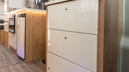 INCONTRA MAGGIE - IL NOSTRO ROLLER TEAM 2022 747 6 POSTI LETTO, 6 CINGHIE FURGONE FAMIGLIA