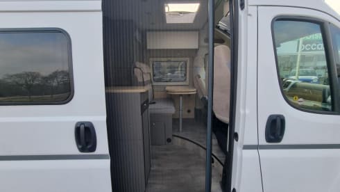 Luxe LMC buscamper voor twee met automaat en panoramadak